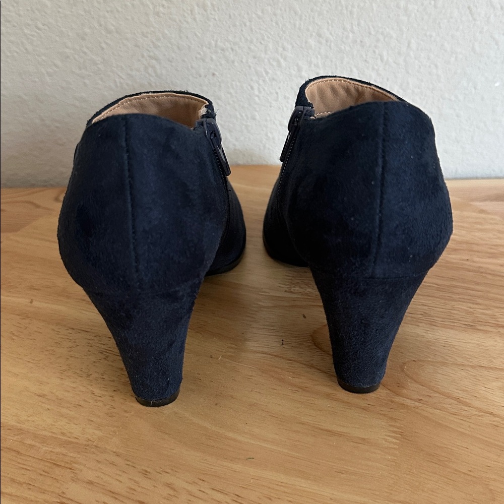 Journee Collection Womens Sanzi Kitten Heel Booties 6 navy - Picture 4 of 5